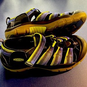 Boys Keen sandals, water shoes size 5